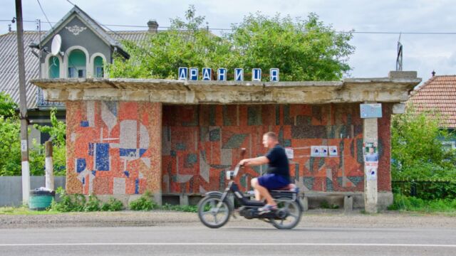 the bus stop in Dranytsia was one of the few not to display the village's Romanian/Moldavian name (Șendreni) --- people riding their scooters without a helmet has been a prevalent feature of countryside Ukraine so far though