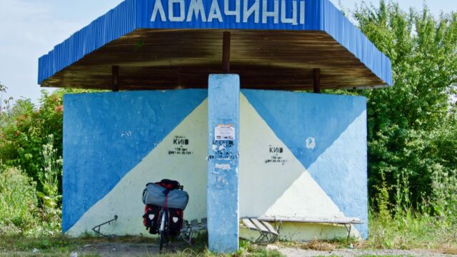 a design departure from all the bus stops i photographed in this exercise that must be very inconvenient under heavy rain, snow or wind (Lomachyntsi/Lomacineți) --- the lighting break on the symmetry was fun to play with though!
