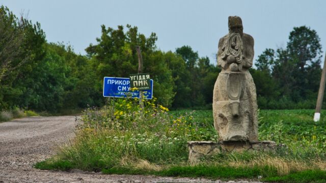 In every settlement there were Cossack sculptures decorating the entrance as well --- sometimes the sculptures were right next to the location marker itself, sometimes they were across the road from the markers. (Myhailivka)