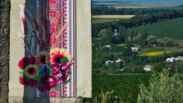 In Kachkivka, the structure of the old sign was preserved, but redecorated with traditional Ukrainian embroidery patterns.