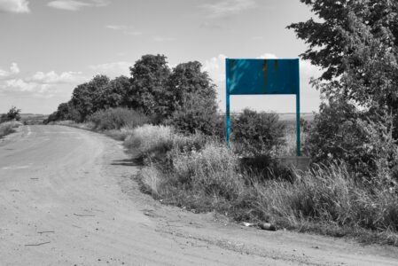 Right across the road from the monument, a blank slate. (Vil'shanka)